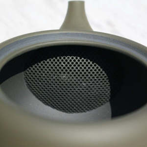 Tetera Kyusu de Takasuke Kiln, Diseño Plano y Redondo Verde, Cerámica Tokoname, Arcilla Shudei, 17x13x9cm, para Otras Bebidas - Product Image 1