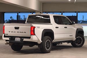 รถยนต์โตโยต้า ทาโคมา TRD ออฟโรด ดับเบิ้ลแค็บ 4x4 เกียร์อัตโนมัติ 6 สปีด เครื่องยนต์เทอร์โบ 4 สูบ รุ่นปี 2024 สภาพดีเยี่ยม พร้อมล้อแม็ก R20 คุณภาพพรีเมียม พวงมาลัยซ้าย - Product Image 3