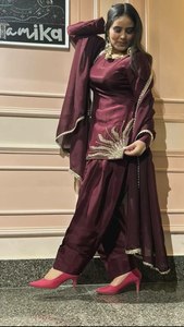 Travail à la main motif à manches longues couleur marron tissu de soie Crep naturel entièrement cousu prêt à porter trois pièces Salwar Kameez à vendre - Product Image 2