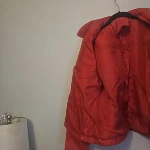 À la mode couleur unie mince belle veste en cuir rouge Blazer en cuir doux fermeture éclair Style coupe-vent tissé court automne - Product Image 4