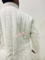 Traje vikingo blanco Gambeson Medieval ropa renacentista Gambeson traje acolchado grueso con cuero negro recortado Gambeson