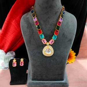 ชุดเครื่องประดับผู้หญิงแบบอินเดียโบราณสมัยใหม่ สร้อยคอและต่างหูประดับเพชรคันดันและเพทายแบบไม่เจียระไน ดีไซน์หรูหราทันสมัย - Product Image 2