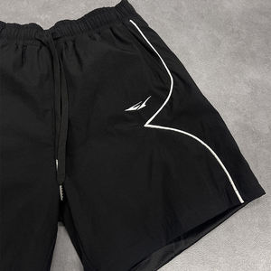 Short décontracté de haute qualité à rayures réfléchissantes broderie Design doublure en maille ample Gym court coupe-vent en nylon court pour hommes - Product Image 2