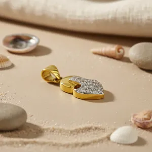 Pendentif en forme de cœur plaqué or avec incrustation de cristaux, charme à thème romantique pour cadeau, bijoux de mode unisexe - Product Image 1