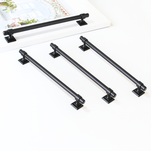 Base carrée de barre de poignée de traction d'armoire d'alliage de zinc noir mat moderne pour des meubles de salle à manger de cuisine - Product Image 1