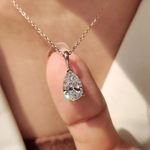 จี้เพชรทรงลูกแพร์ 2.00 กะรัต รับรองโดย IGI เพชรเลี้ยงในห้องปฏิบัติการ ทองคำคริสเตียน ดีไซน์โซลิแทร์ สำหรับผู้หญิง ทอง 10K 14K 18K ทองคำขาว PT950/S925 - Product Image 3