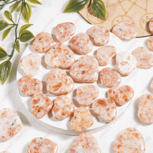 Cœurs miniatures en pierre de soleil orange polie, cristal naturel, pour la méditation, la guérison et la décoration - Product Image 1