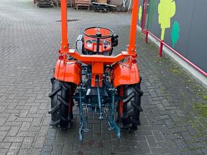 Potente Tractor Utilitario Compacto Diésel Kubota B700, Equipo Agrícola con PTO, Rendimiento Comercial de Alta Resistencia - Product Image 2