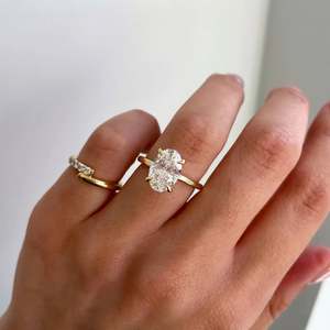 Anillo de Compromiso Solitario con Diamante Cultivado en Laboratorio, Corte Ovalado, 2.60 Quilates en Total, Halo Oculto, Color D-E-F, Claridad VVS-VS - Product Image 2