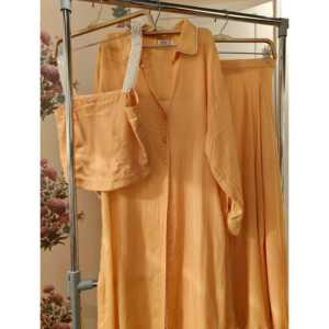 ชุดกระโปรงทรงตรงลายทางสีเหลืองอำพันพร้อมเสื้อเชิ้ตตัวยาว (ชุด 3 ชิ้น) - Product Image 1