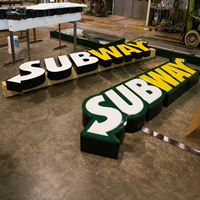 Letras de Canal Iluminadas LED 3D Personalizadas EZD, Letrero con Logotipo de Cara Blanca y Borde Negro para Fachada de Tienda, Negocio, Pared Exterior