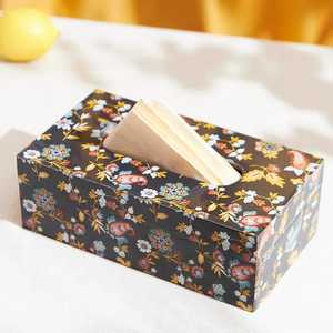 Boîte à mouchoirs florale élégante Conception légère en résine avec accès rapide pour la maison ou le bureau - Product Image 2