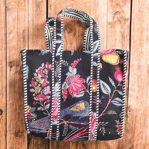 Sac fourre-tout en coton matelassé bohème vintage fait à la main, léger, avec poches intérieures, fermeture à glissière - Design de fruits noirs, hiver - Product Image 4