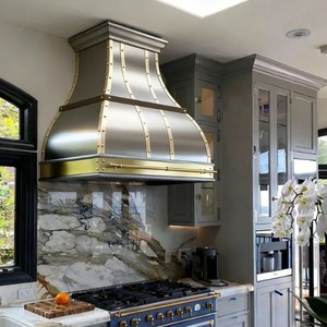 Sang Trọng Thủ Công Thép Không Gỉ Phạm Vi Mui Xe Với Brass Dây Đeo Chuông Đường Cong Thiết Kế Tùy Chỉnh Kim Loại Ống Khói Mui Xe Cho Biệt Thự Nhà Bếp - Product Image 1