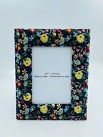 Cornice Fotografica Floreale Nera di Lusso Fatta a Mano in Legno e Tessuto, Collezione Primavera, Ricamata con Perline, Leggera e Resistente, Verticale