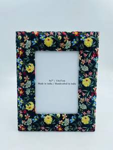 Cadre photo vertical moderne en bois et tissu, fait main, de luxe, noir floral, collection printemps, brodé et perlé, léger et durable - Product Image 2