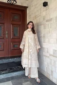 Vêtements ethniques indiens tendance pour les fêtes, ensemble Kurti et pantalon large entièrement cousu et brodé pour les invités de mariage - Product Image 3