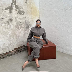 2025 personalizado en blanco de lana pulóver sudaderas con capucha de gran tamaño de las mujeres al por mayor de dos piezas Crop Top y pantalones de chándal Conjunto para las mujeres - Product Image 3