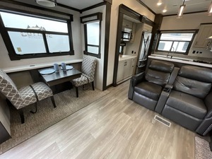 Fournisseur de caravanes d'occasion Red Wood CROSS ROADS 4001 LK 2021 à vendre pour le camping et les voyages - Product Image 3