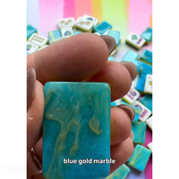 Tuiles de Mahjong Américaines Iridescentes Bleues de Luxe des Années 90, Ensemble de 160 Tuiles en Acrylique Premium Gravées et Imprimées UV, Collection Designer Rétro