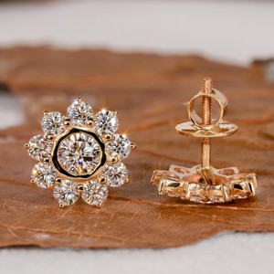 Boucles d'oreilles clous en forme de fleur, diamant de laboratoire rond, plaqué or 14 carats, diamant VVS de qualité AAA, bijoux fins pour mariage - Product Image 3