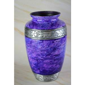 Urne funéraire en laiton fabriquée à la main Urne en métal pour adultes avec croix gravée d'Inde - Product Image 2