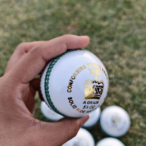 Pelota de Cricket Cuero blanco Servicio OEM de 4 piezas disponible Entrenamiento profesional y pelota de uso de juegos - Product Image 1
