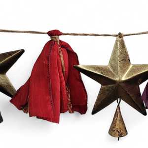 Guirlande bohème en soie de sari recyclée de 180 cm avec clochettes et étoiles pour la décoration bohème et les festivités de Diwali - Product Image 5