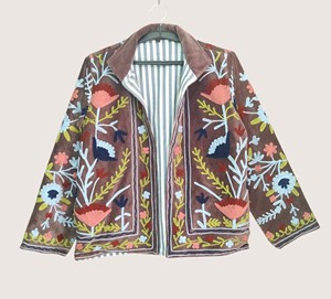 Ropa de abrigo informal de invierno para mujer, talla grande, con cuello redondo, de algodón bordado bohemio, ecológico, con estampado floral Suzani y manga larga. - Product Image 3