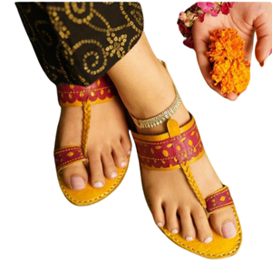 LAS MUJERES LLEVAN ZAPATOS CHAPPALS Y KHUSSA ESTOS CHAPPALS ELEGANTES COMBINAN COMODIDAD Y ESTILO QUE LOS HACE EL ADICIÓN PERFECTA PARA TI - Product Image 1