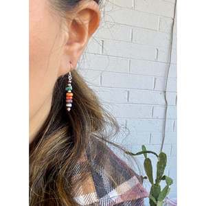 Pendientes Navajo Hechos a Mano con Múltiples Piedras y Perlas de Plata de Ley - Product Image 3