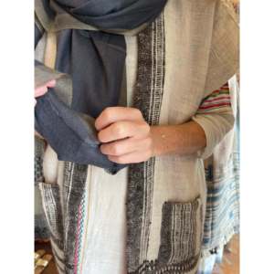 Bufanda Larga de Lana Azul Medianoche con Rayas de Cachemira y Logotipo Bordado Personalizado - Product Image 3