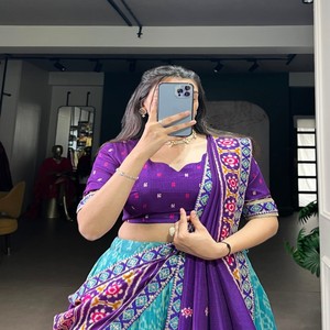 Conjunto de Lehenga Choli de Seda Tasar Elegante VASTRA COTTAGE con Estampado Ikkat, Lentejuelas y Bordado, Ropa Étnica de Diseño - Product Image 1