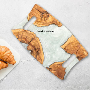 Plateau de service rectangulaire en bois d'acacia et résine époxy fabriqué à la main Plateau de cuisine et de salle à manger de luxe rustique avec design Live Edge - Product Image 1