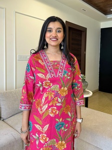 Long Kurti confortable en coton mélangé pour femme avec motif à blocs et fentes latérales accessibles à un prix raisonnable - Product Image 6