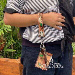 Llavero liso hecho a mano personalizado de piel auténtica al por mayor, llavero de piel sintética con diseño de plumas metálicas, regalo promocional, llavero de piel concho - Product Image 1