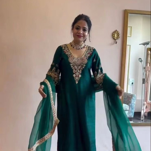 Nuevo diseñador Party Wear Vichitra Silk Fancy Beautiful Sequence bordado y Kogi Lace Work Top y pantalón con Dupatta Suit Set - Product Image 1