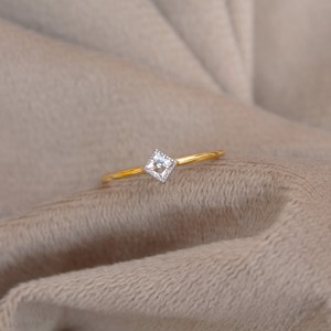 Bague Moissanite délicate en or massif 18 carats coupe princesse pierre unique dans un cadre de lunette élégant pour cadeau - Product Image 5