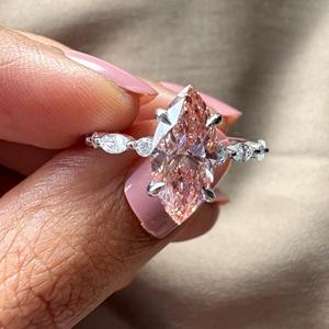 Anillo de Compromiso con Diamante Cultivado en Laboratorio, Corte Marquesa, Color Rosa, Certificado IGI, en Oro de 14k, con Banda de Diamante Redonda, de Mayorista - Product Image 3