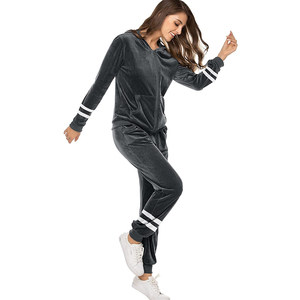 ชุดวอร์มลำลองผู้หญิงแบบสองชิ้น ทรงหลวม ผ้าเนื้อนุ่ม สวมใส่สบาย เหมาะสำหรับใส่ในชีวิตประจำวันและแฟชั่นสตรีท - Product Image 4