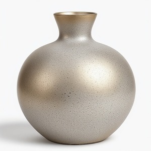 Florero rústico de metal con acabado antiguo perfectamente adecuado para una elegante exhibición de flores y elegantes Necesidades de decoración de temporada - Product Image 1