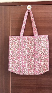 Bolso de Hombro de Algodón Acolchado con Estampado Indio, Bolso de Mano Floral Rosa y Verde Hecho a Mano, Bolso de Compras Grande Reversible de Algodón - Product Image 6