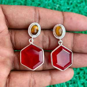 ทับทิมทรงหกเหลี่ยมทำด้วยมือสีแดงควอตซ์และตาเสือห้อยต่างหูเงินอัญมณีดีไซน์เนอร์สำหรับผู้หญิง - Product Image 3