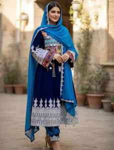 Robe longue fluide à manches longues en mousseline de soie avec des imprimés culturels, taille empire, style afghan - Product Image 3