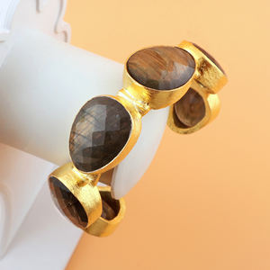 Guntaas Gems Designer Collection Bracelet manchette en labradorite de feu vert Finition brossée texturée Bracelet manchette réglable fait main - Product Image 4