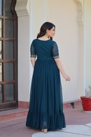 Robe Anarkali Traditionnelle Indienne Moderne avec Broderies de Perles Multifilament et Paillettes Faux-Éclatantes, Disponible en Grandes Tailles