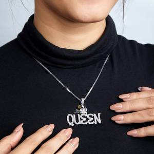 Colgante de letra Queen con tachuelas en oro blanco de 10kt y diamantes de moissanita de corte brillante redondo que mejoran la claridad VVs - Product Image 2
