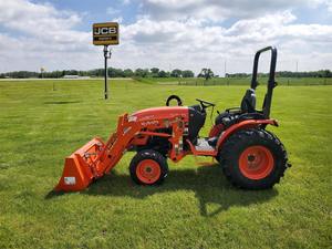 รถแทรกเตอร์ล้อยางมือสอง Kubota LX2620HSD สำหรับงานฟาร์ม พร้อมชิ้นส่วนหลัก เช่น เครื่องยนต์ มอเตอร์ เกียร์ปั๊ม เกียร์บ็อกซ์ - Product Image 3