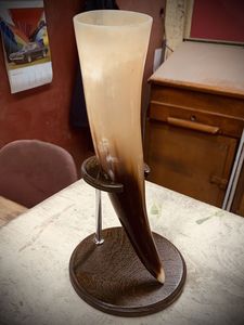 Cuerno para beber vikingo Cuerno para beber de lujo vikingo natural con soporte Tazas artesanales naturales Accesorio de cerveza fresca para fiesta de Navidad - Product Image 2