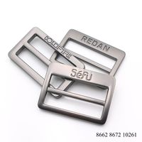 Fabricant de boucles de sacs de luxe, gravure personnalisée du logo, boucle plate à trois glissières, finition noire mate, boucle réglable en métal carrée de 38 mm
